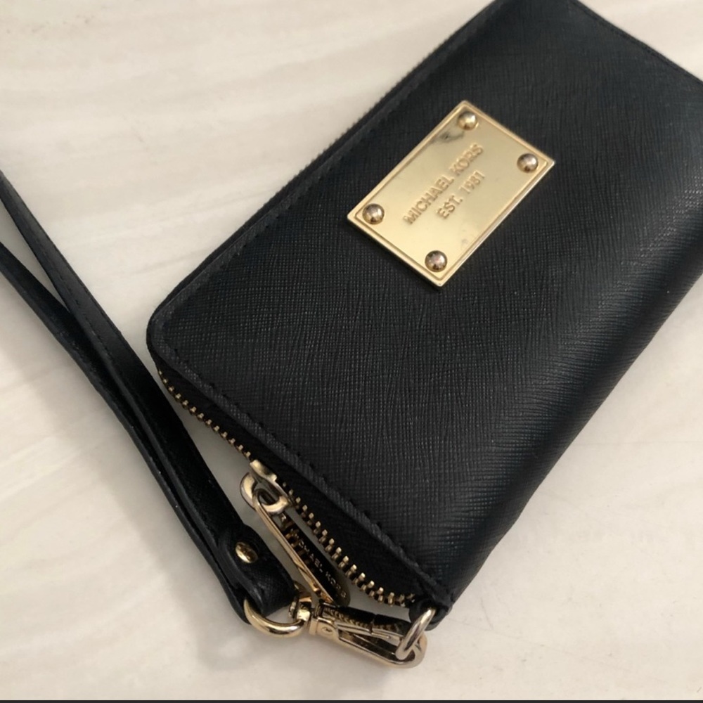 MICHAEL KORS black wristlet wallet 💳